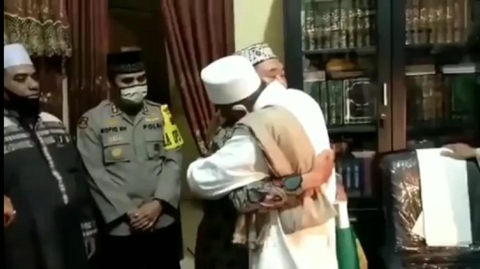 Alhamdulillah, Habib Umar Assegaf dan Petugas PSBB di Surabaya Damai