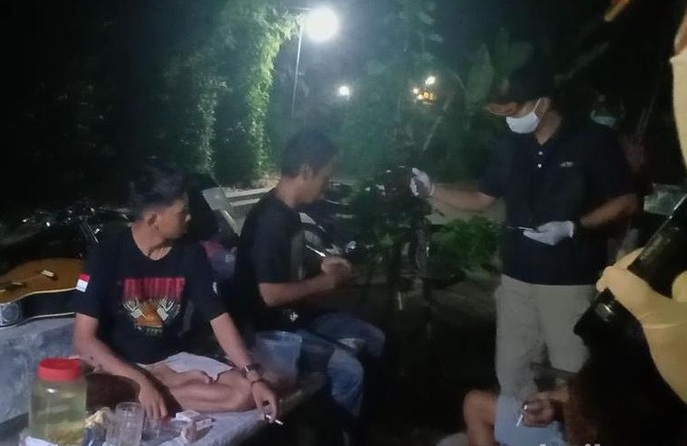 7 Warga Madiun Diamankan Satpol PP, Pesta Miras Dekat Masjid