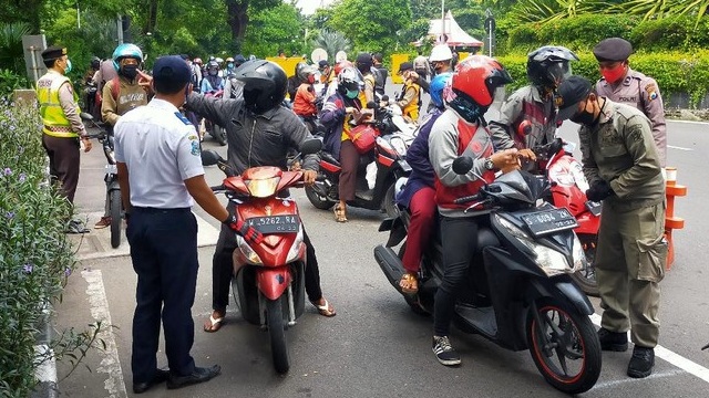 Hari Terakhir PSBB Jilid 2 Surabaya, Belasan Kendaraan Ditindak