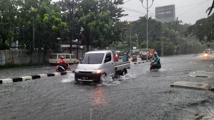 Diguyur Hujan Lebih Dari Empat Jam, Jalanan di Kota Surabaya Tergenang Air