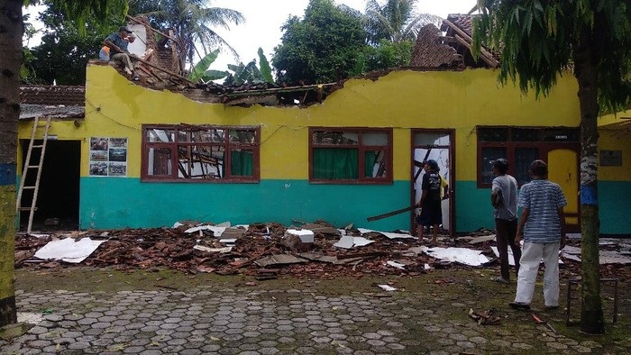 Sudah Lama Melengkung, Atap Ruang Guru SDN Klompangan di Jember Ambruk