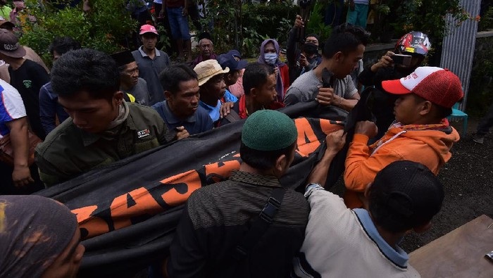 Jenazah Penambang Belerang Ditemukan 150 Meter dari Bibir Kawah Ijen