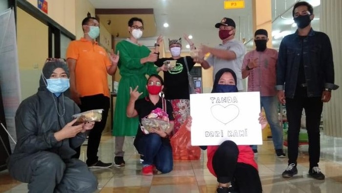 Pemuda Banyuwangi Beri Ketupat dan Sayur ke Nakes RSUD Blambangan