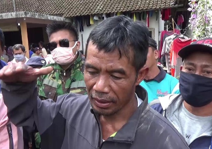 Aksi Berbahaya, Pria Berenang di Danau Kawah Ijen Evakuasi Jenazah Temannya