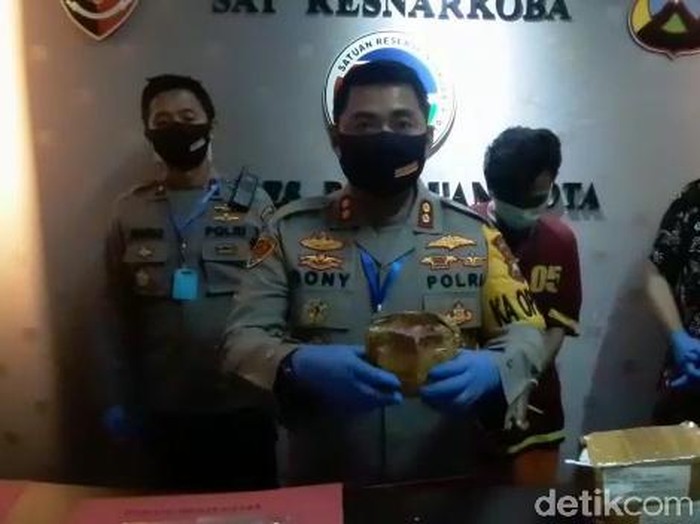 Terima Paket Ganja Dari Kantor Pos, Pria Di Pasuruan Ditangkap Polisi