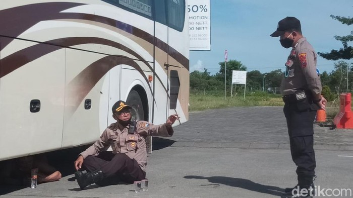 Izin Tinggal 150 TKA China di Jember Habis, Satu Ngambek Menolak Dipulangkan Ngumpet di Kolong Bus