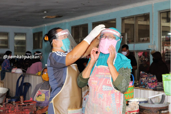 Pemkab Pacitan Wajibkan Pedagang Pasar Tradisional Kenakan Face Shield