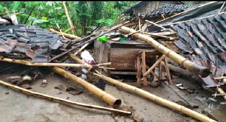 Hujan Deras, 1 Rumah Roboh dan 2 Talut Jembatan di Madiun Ambrol