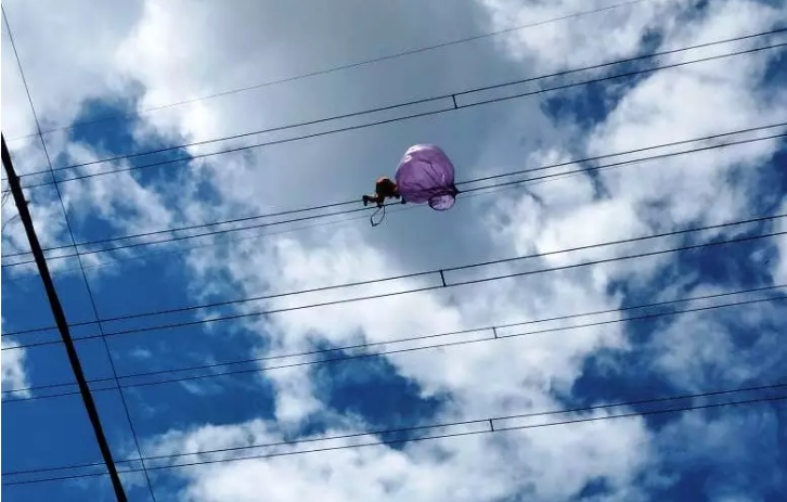 Duh, Balon Udara Nyangkut di Kabel Sutet Madiun