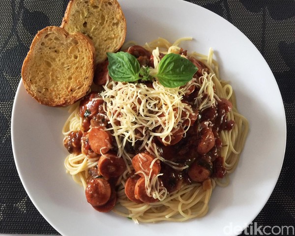 Hadirkan Spageti Saus Sosis Ala Restoran Untuk Menu Berbuka