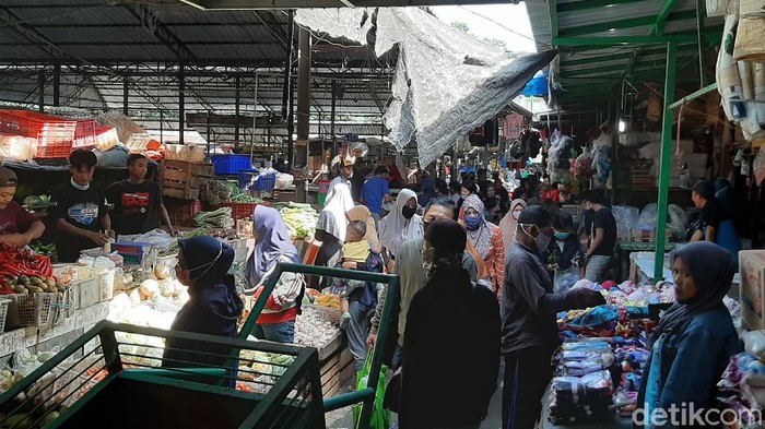 Pasar Masih Ramai, Tak Ada Perubahan di Hari Pertama PSBB Kota Malang