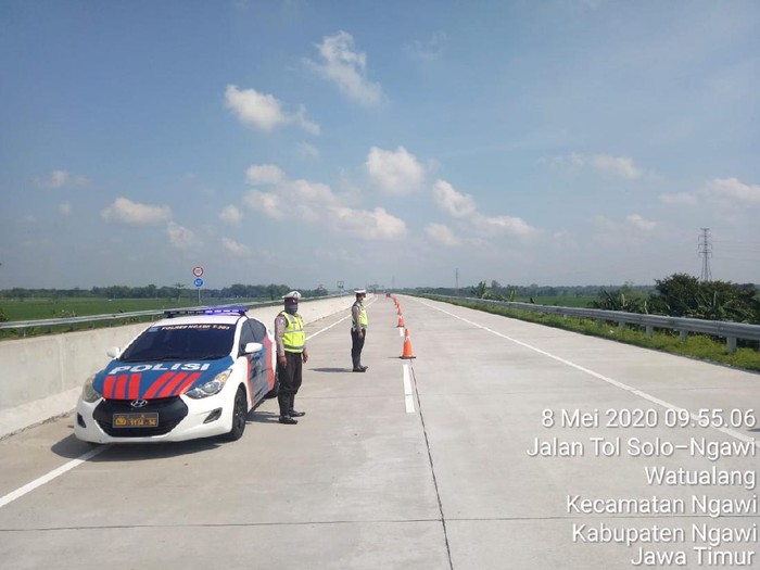 Antisipasi Pemudik Nekat Turun Di Overpass Tol, Polres Ngawi Buat Posko Tambahan