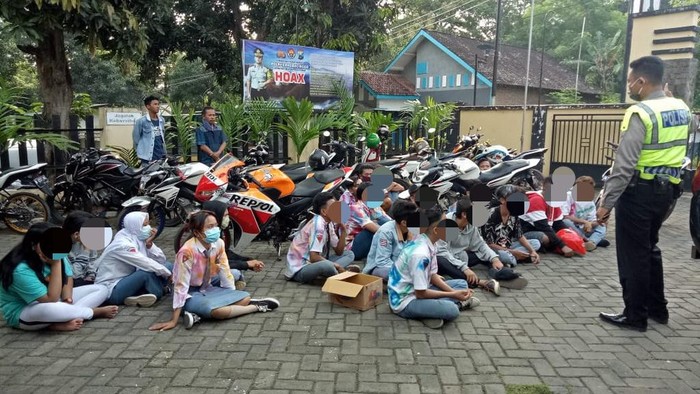 Masih Juga Konvoi Saat Corona, Puluhan Siswa Probolinggo Ini Diciduk Polisi