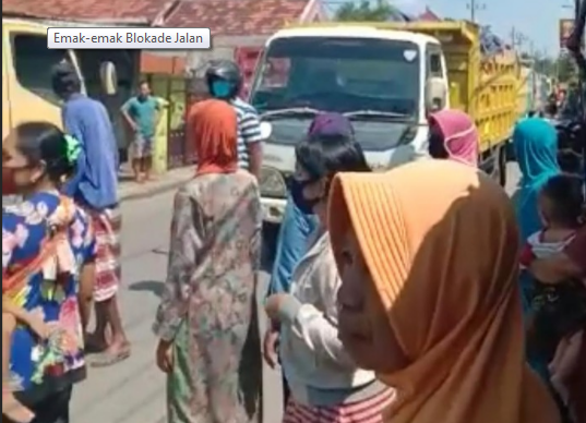 The Power Of Emak-Emak Sidoarjo, Blokade Jalan Dan Minta Kompensasi Dari Truk Sirtu Yang Lalu-Lalang