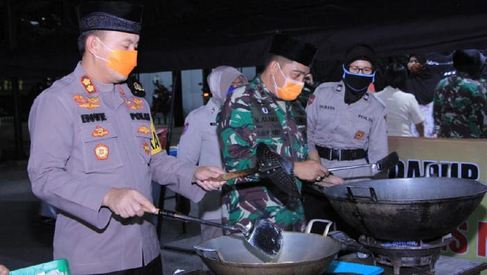 Polres Gandeng Kodim Madiun Dirikan Dapur Umum Untuk Beri Sahur Warga