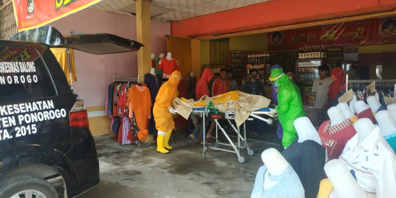 Pemilik Depot Jamu di Ponorogo Meninggal Mendadak, Jenazah Dievakuasi Petugas Ber-APD