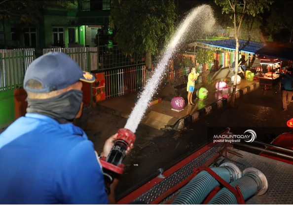 Penyemprotan Disinfektan ke PKL di Kota Madiun Tuai Pro Kontra Warganet