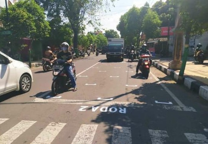 Unik, Physical Distancing di Traffic Light di Tuban Mirip Start MotoGP