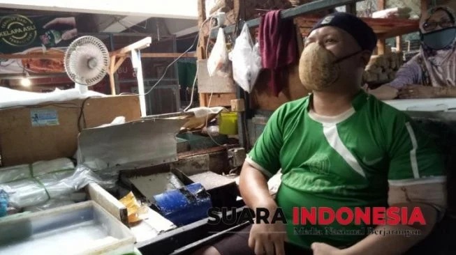 Unik, Pedagang di Jember Pakai Masker dari Batok Kelapa