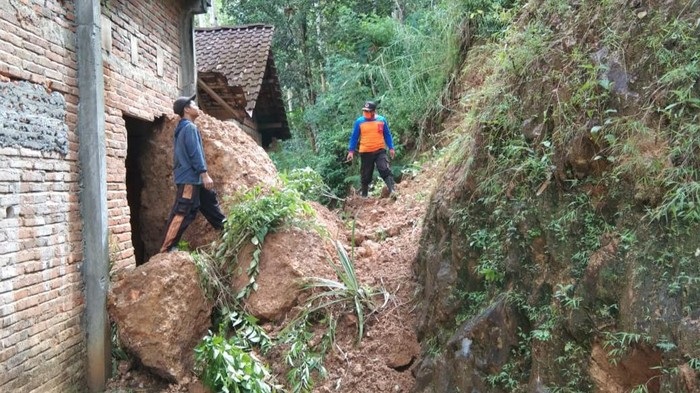 Longsor Terjang Trenggalek, Akibatnya Dua Rumah Warga Tertimbun