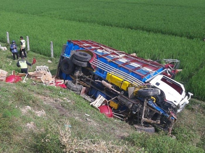 Truk Tabrak Truk di Tol Ngawi, 1 Tewas dan 2 Terluka