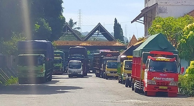 Rapid Test Mahal, Ratusan Sopir Truk Logistik di Banyuwangi Mogok