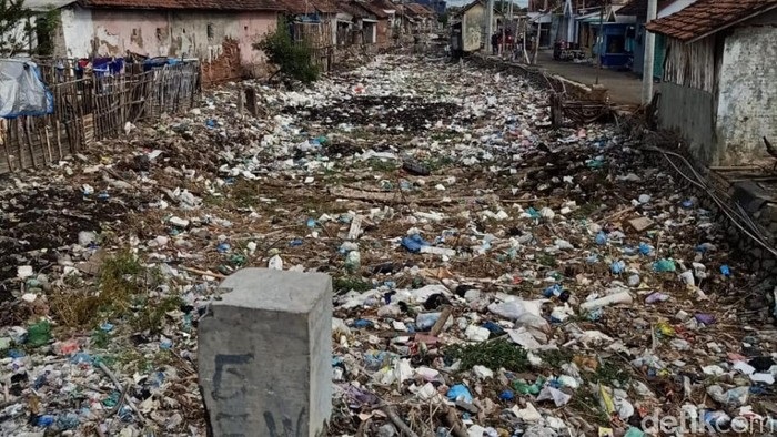 Waduh, Sungai di Pasuruan Dipenuhi Sampah, Ada Kasur dan Televisi