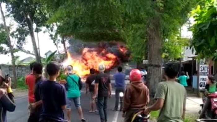 Minibus Angkut BBM dan LPG Ludes Terbakar di Tulungagung