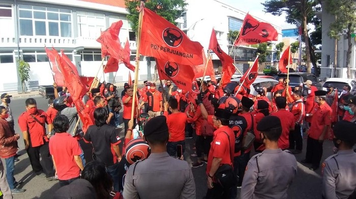 PDIP Surabaya Resmi Laporkan Pembakar Bendera Partai