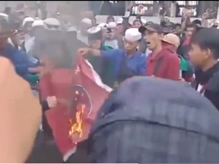 Bendera PDIP Dibakar, Pengamat Hukum Unair Sebut Layak Dibawa ke Ranah Hukum