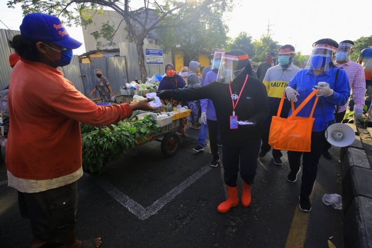 Cegah Covid-19, Wali Kota Risma Berkeliling Bagikan Masker