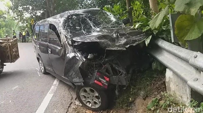 Mobil Tabrak 2 Motor di Pasuruan, Dua Orang Tewas