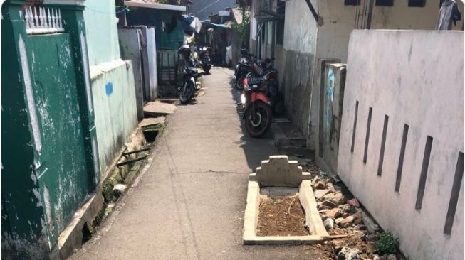 Cuma Di Sini Ada Kuburan Di Jalan Gang Sempit