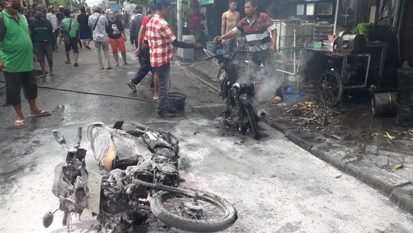 Penggiling Tebu Meledak, Bapak-Anak di Surabaya Terbakar