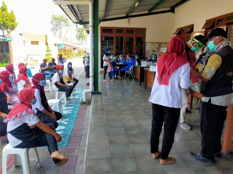 Ratusan Karyawan Pabrik Rokok Sampoerna Madiun Jalani Rapid Test Kedua