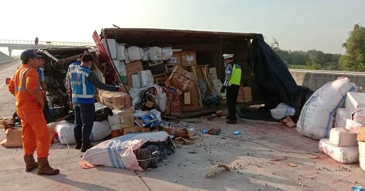 Tabrak Truk Tangki di Jalan Tol Madiun, Truk Ekspedisi Ambyar