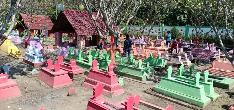 Kikis Kesan Angker, Makam di Madiun Dicat Warna-Warni