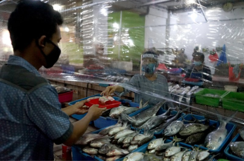 Ini Cara Unik Pemkot Surabya Agar Transaksi di Pasar Tradisional Aman dari Penyebaran Covid-19