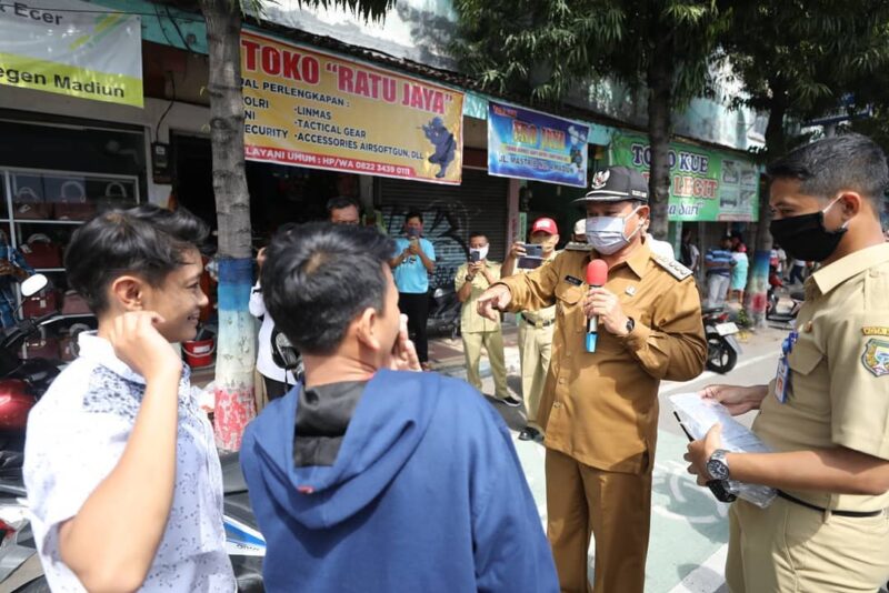 Wali Kota Madiun Tegur Dua Remaja yang Tak Pakai Masker