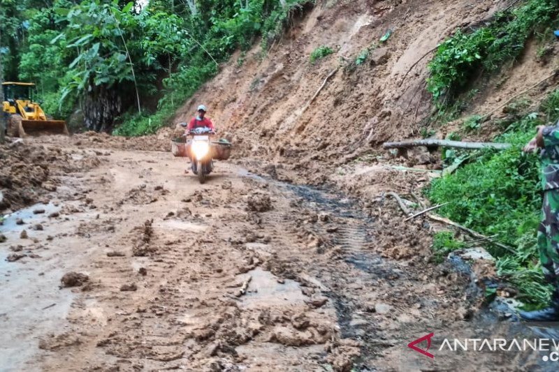 Bencana Longsor Terjang Lumajang, Jalan Antarkecamatan Terputus