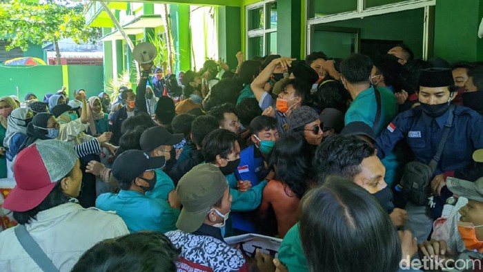 Sempat Ricuh, Mahasiswa IAIN Ponorogo Tuntut Pemotongan Uang Kuliah