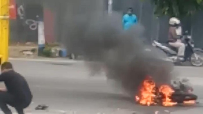 Remaja Madiun Tewas Kecelakaan Setelah Ngebut dan Tertabrak Truk Hingga Motor Terbakar