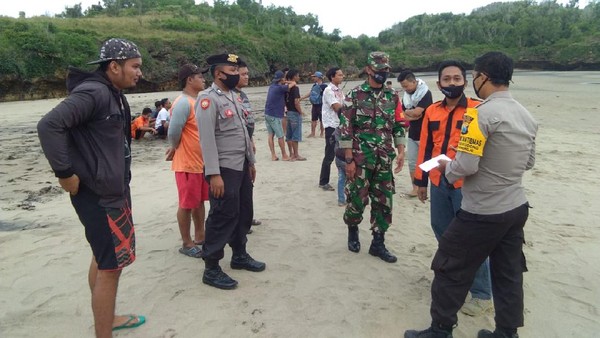 Tiga Remaja Terseret Ombak Di Pantai Pacitan, Dua Masih Hilang