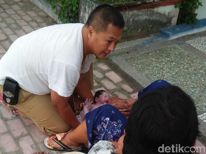 Kades di Blitar Jadi Bidan Dadakan, Tolong Wanita Melahirkan Di Trotoar