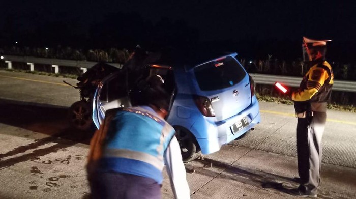 Seruduk Mobil Lain, Penumpang LCGC Tewas Terjepit di Tol Gempol-Pasuruan