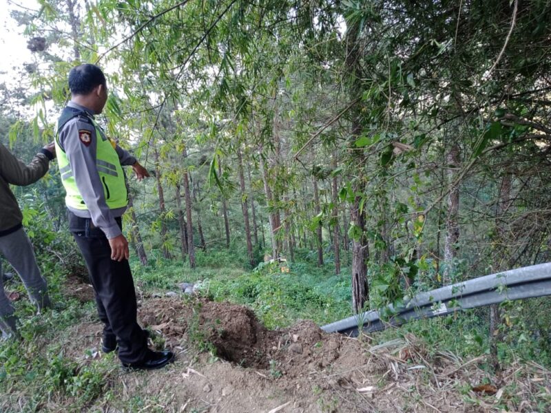 Rem Blong, Truk Pengangkut Getah Pinus di Ponorogo Masuk Jurang