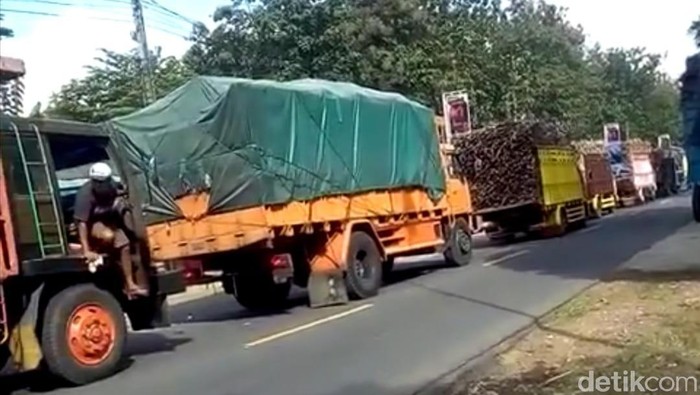 Antrean Truk Pengakut Tebu Bikin Jalan Raya Blitar-Malang Macet Parah