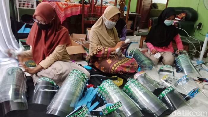 Bisa Ditiru, Ibu Rumah Tangga di Jombang Kebanjiran Pesanan Face Shield