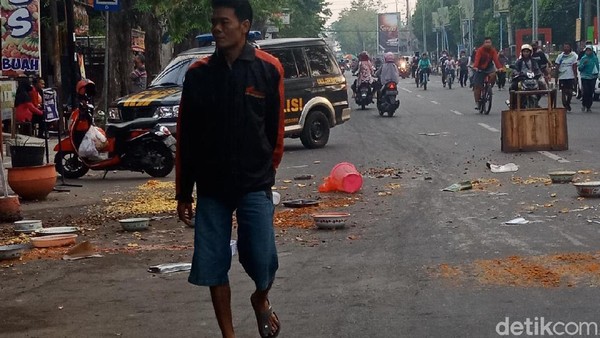 Emosi Ditertibkan Satpol PP, PKL di Alun-Alun Bojonegoro Lempar Makanan