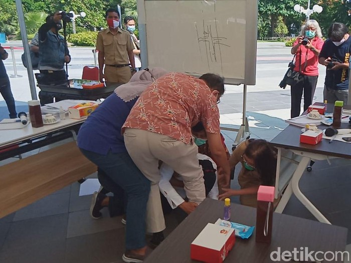 Tak Diterima di RSU dr. Soetomo, Wali Kota Risma Nangis dan Sujud di Depan IDI Jatim